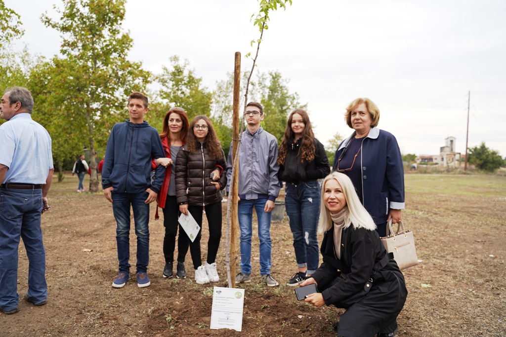 Μαθητές φύτεψαν δένδρα στο "Πάρκο των Χρωμάτων" - Συνεργασία των νέων της Ε.Ε.