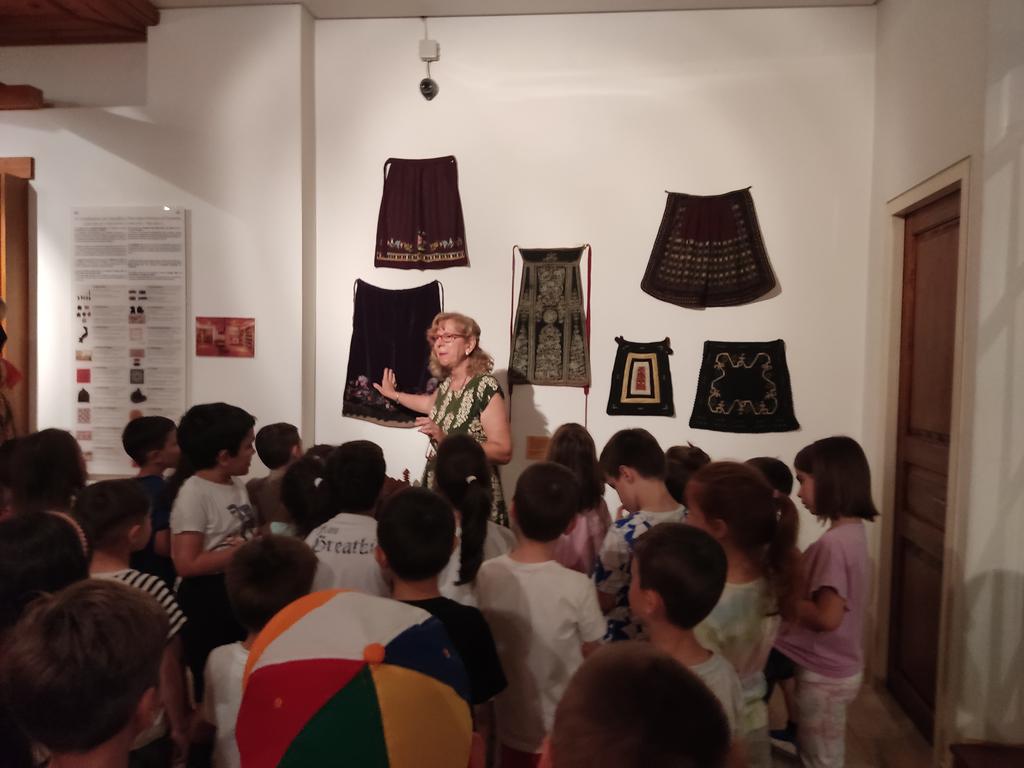 Οι μικροί κατασκηνωτές επισκέπτονται το Λαογραφικό Ιστορικό Μουσείο Λάρισας