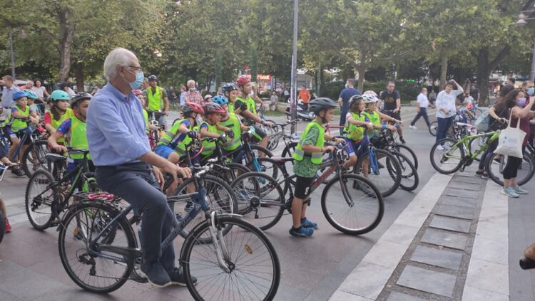 Μικροί και μεγάλοι σε μια όμορφη ποδηλατάδα στο κέντρο της Λάρισας 