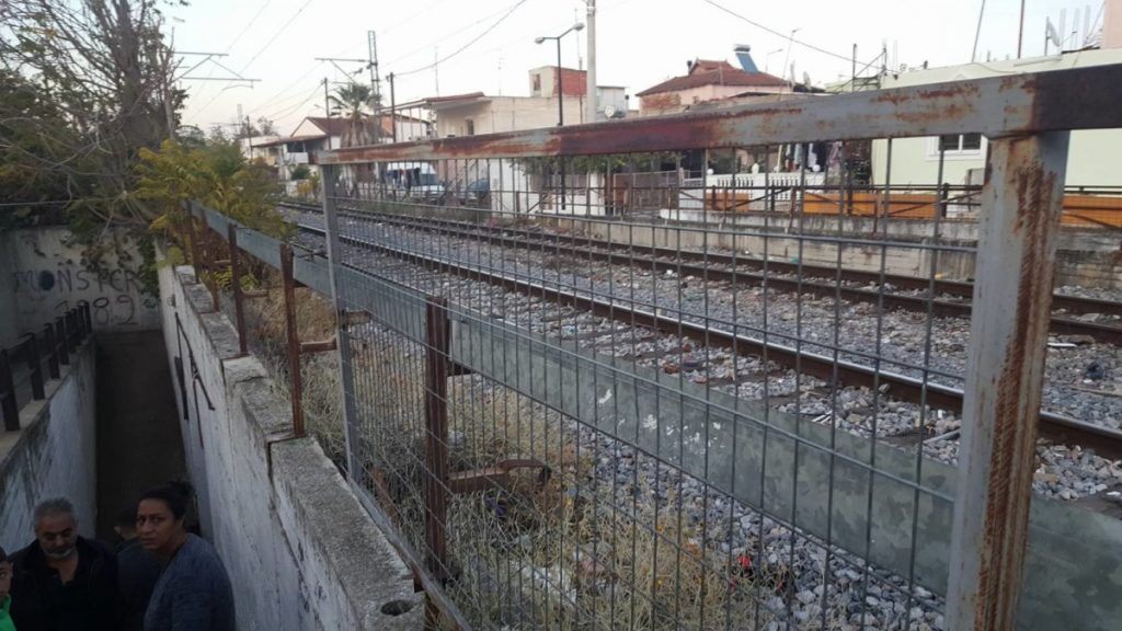 Κάτοικοι απέκλεισαν τις γραμμές στη Νέα Σμύρνη – Ακινητοποιημένο τρένο