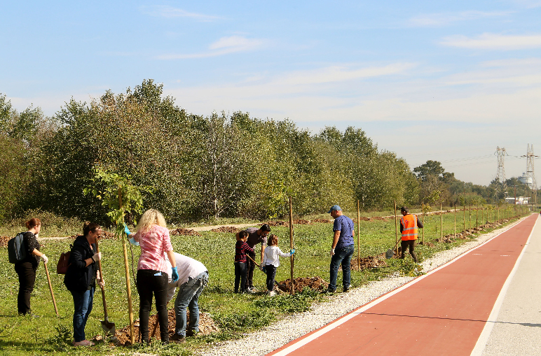Εθελοντές φύτευσαν 230 νέα δένδρα στη Λάρισα (φωτο)