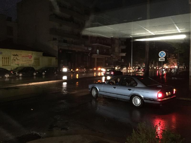 Στο σκοτάδι από την καταιγίδα μεγάλο μέρος της Λάρισας - Δεκάδες εγκλωβισμοί σε ασανσερ