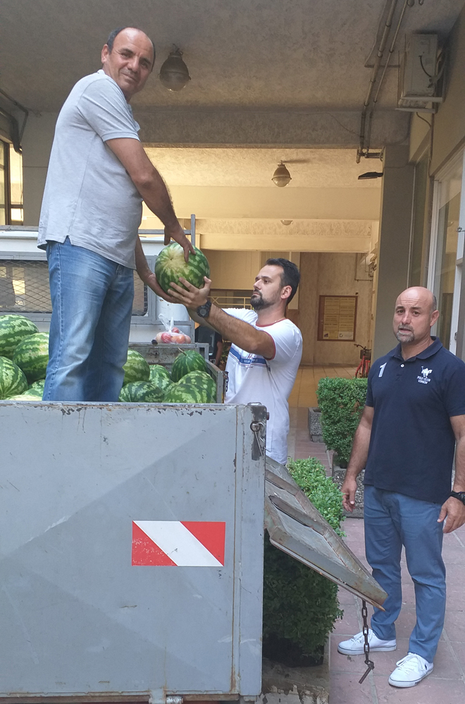 Προσφορά φρούτων στο Κοινωνικό Παντοπωλείο Λάρισας