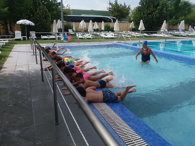Oι μικροί κατασκηνωτές στη δημοτική πισίνα Νεάπολης