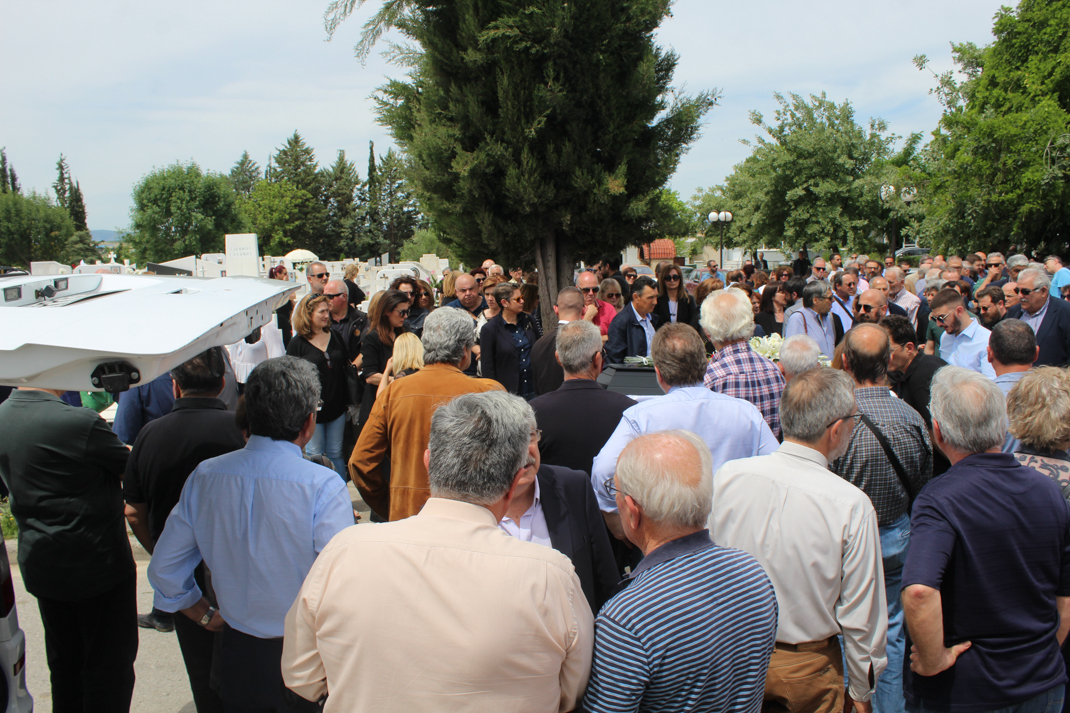Θλίψη και συγκίνηση στην πολιτική κηδεία του Μάνθου Σαρρή 