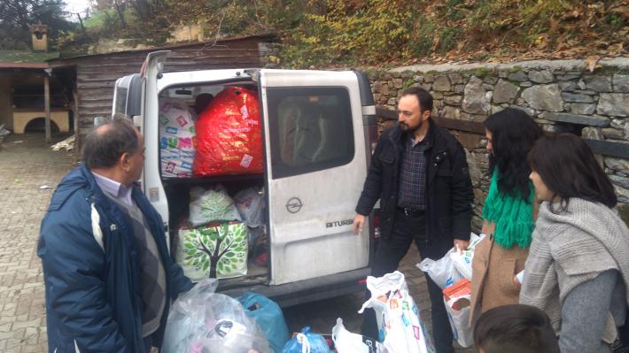 ΕΚΛ: Προσφορά υλικής βοήθειας στη δομή προσφύγων - μεταναστών στην Καρίτσα