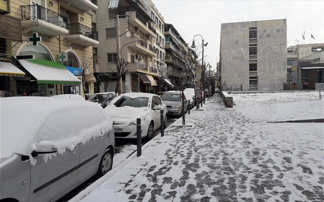 Δήμος Λαρισαίων: Συνεχείς οι ρίψεις αλατιού σε δρόμους και πεζοδρόμια 