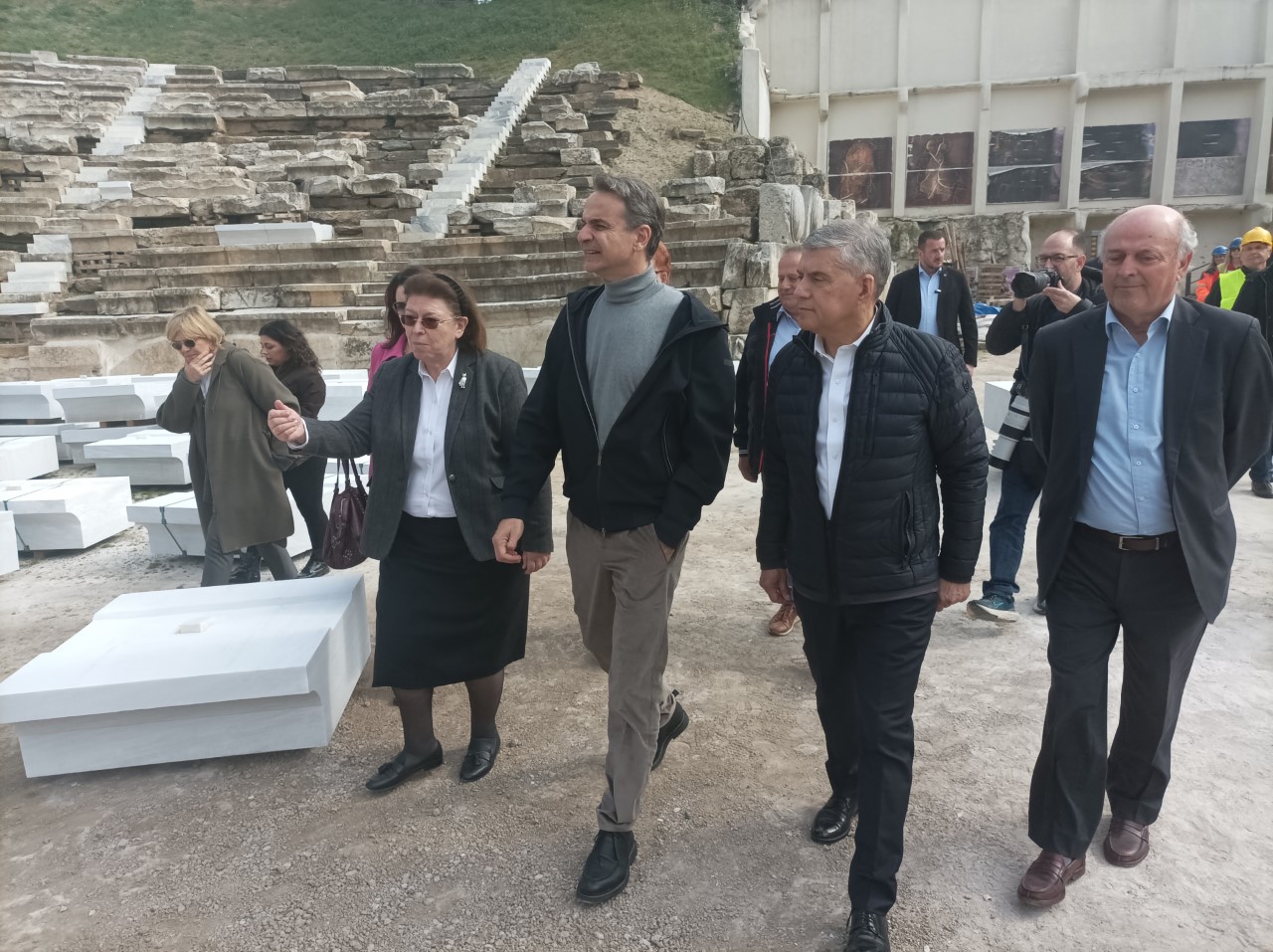 Ξενάγηση του πρωθυπουργού Κυρ. Μητσοτάκη στο Αρχαίο Θέατρο της Λάρισας