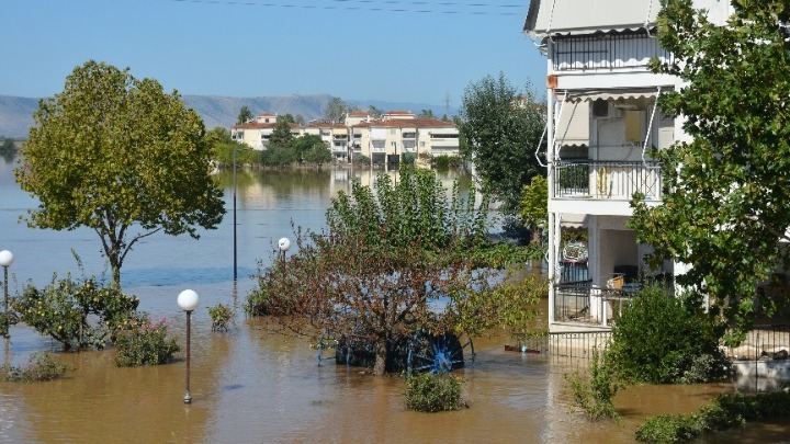 Λάρισα: Συνεχίζονται οι προσπάθειες για την αντιμετώπιση των προβλημάτων της πλημμύρας