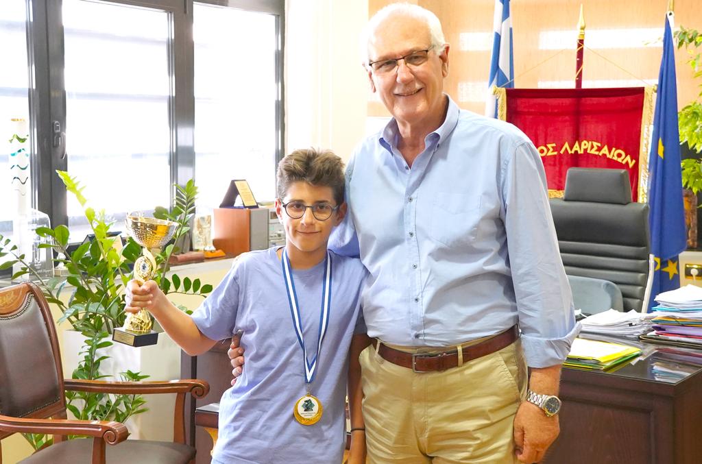 Στον δήμαρχο Λαρισαίων ο 12χρονος πρωταθλητής Ελλάδος στο σκάκι
