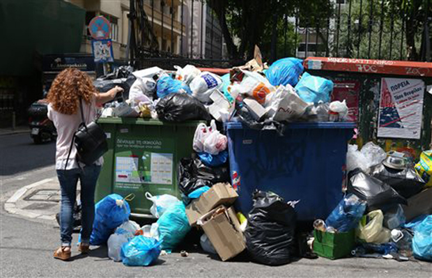 Λόφοι από σκουπίδια στο κέντρο της Λάρισας 