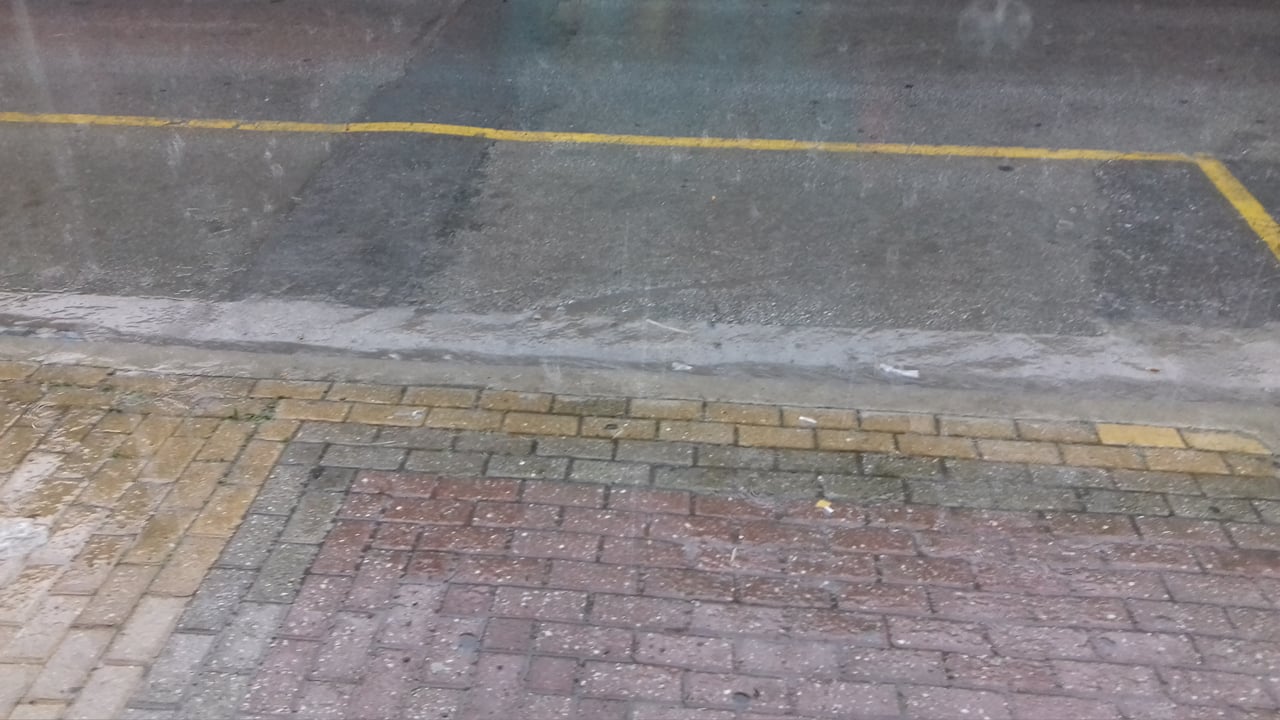Έντονη βροχή και χαλάζι στη Λάρισα
