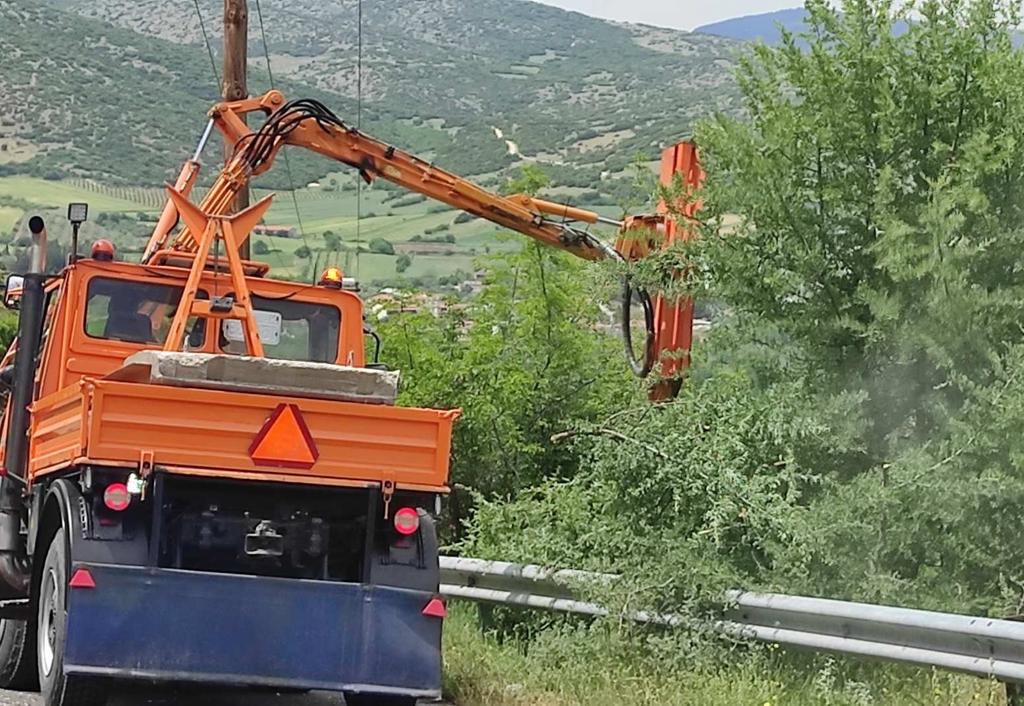 Συνεχίζονται οι εργασίες κοπής χόρτων στο οδικό δίκτυο αρμοδιότητας της Περιφέρειας Θεσσαλίας