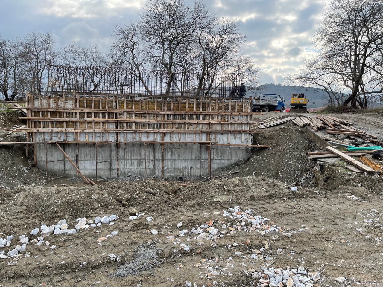 Συνεχίζονται οι εργασίες κατασκευής της νέας γέφυρας στο ρέμα Πουρί στον Αγιόκαμπο