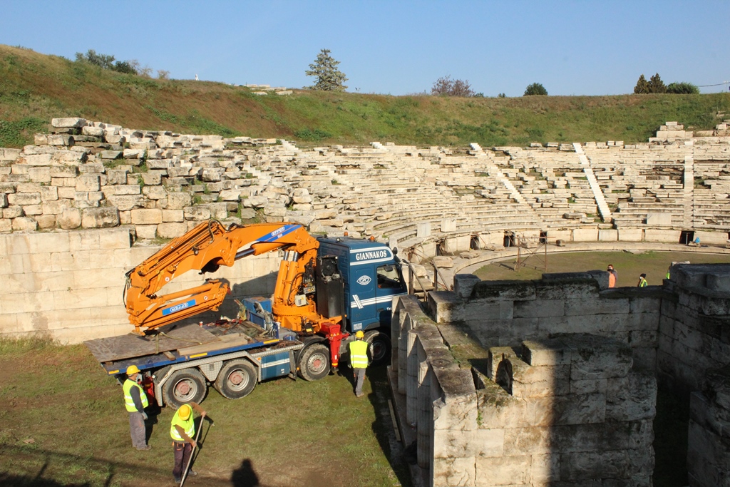 Αρχαίο Θέατρο: Προχωρούν τα έργα αποκατάστασης - Τοποθετούνται τα νέα μαρμάρινα εδώλια