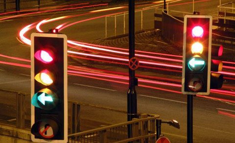 Φωτεινούς σηματοδότες σε κόμβους του οδικού δικτύου της Π.Ε. Λάρισας συντηρεί η Περιφέρεια Θεσσαλίας