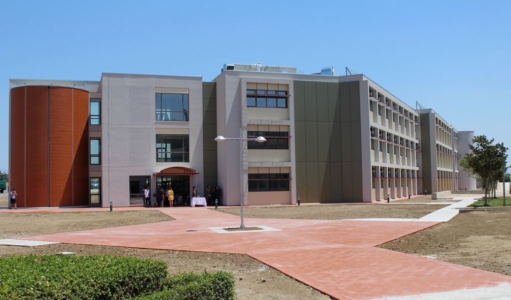 Παραδόθηκε το νέο σύγχρονο κτίριο του Τμήματος Βιοχημείας στη Λάρισα 