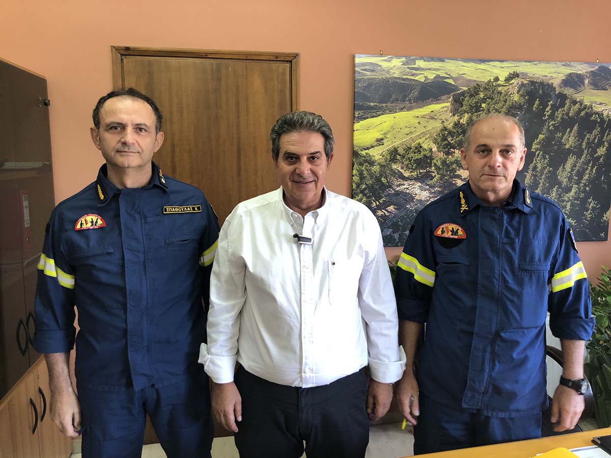 Εθιμοτυπικά στο νέο δήμαρχο Φαρσάλων ο διοικητής Πυροσβεστικών Υπηρεσιών Θεσσαλίας