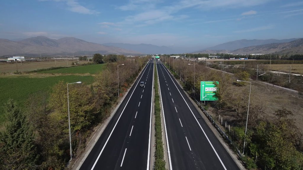 Νέα ασφαλτόστρωση στο δρόμο από ανισόπεδο κόμβο Γυρτώνης έως διασταύρωση Κουλουρίου (Βίντεο)