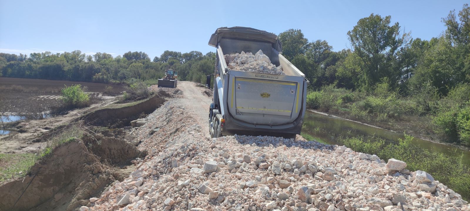 Περιφέρεια Θεσσαλίας: Συνεχίζονται με εντατικούς ρυθμούς οι εργασίες αποκατάστασης οδικών δικτύων και καθαρισμού ποταμών