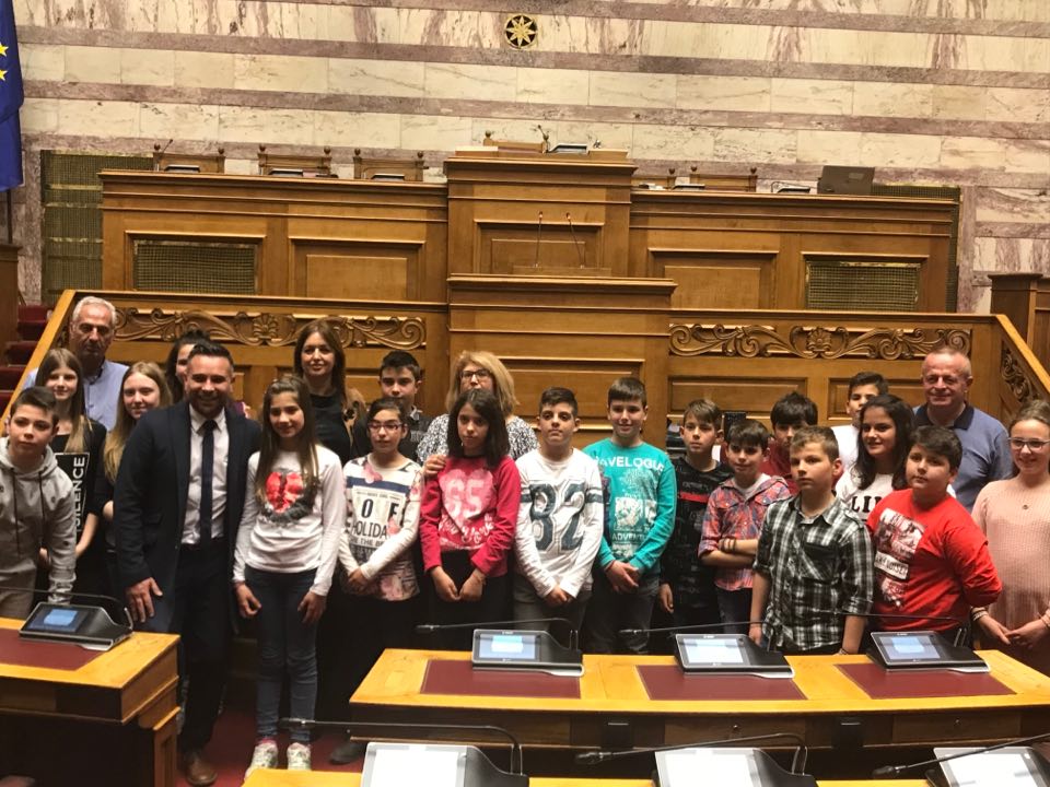 Στα βουλευτικά έδρανα ο Κατσιαντώνης με μαθητές και γονείς από το Δαμάσι 