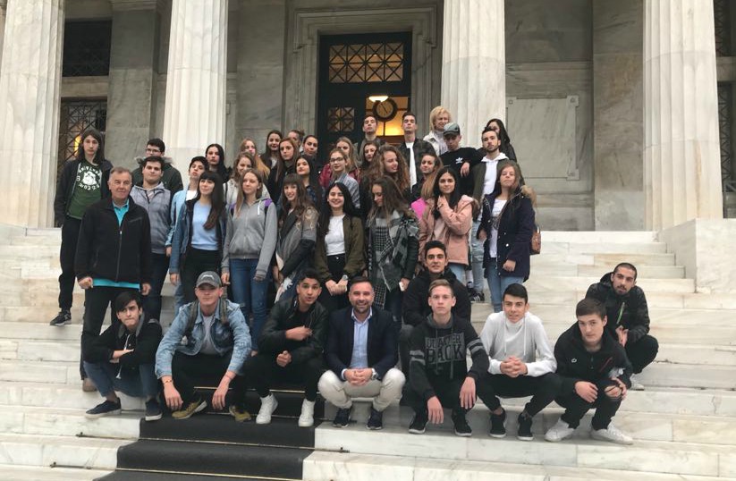 Στη Βουλή με μαθητές του 11ου Γενικού Λυκείου Λάρισας ο Γιώργος Κατσιαντώνης