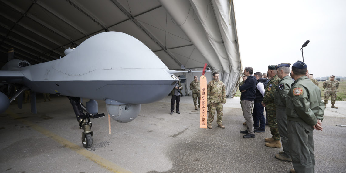 Ο Μητσοτάκης στην 110 ΠΜ στη Λάρισα - Στην έδρα των αμερικανικών drones (φωτο)