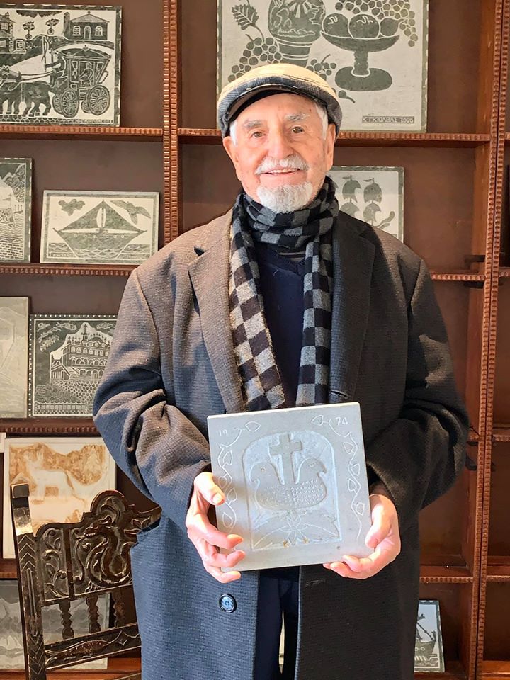 Ο λαϊκός τεχνίτης Κώστας Γκιόλβας σκάλισε σε πέτρα το σύμβολο του Λαογραφικού Μουσείου 