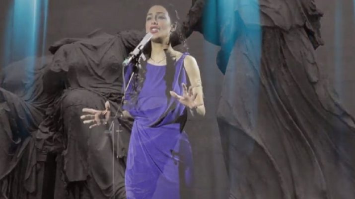 Ελασσονίτισσα τραγούδησε μέσα στο Βρετανικό Μουσείο για την επιστροφή των Γλυπτών (Βίντεο)