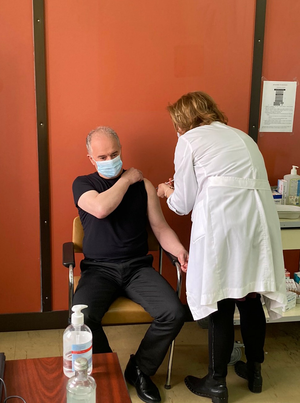 Στο Κέντρο Υγείας Γόννων εμβολιάστηκε ο δήμαρχος Τεμπών 