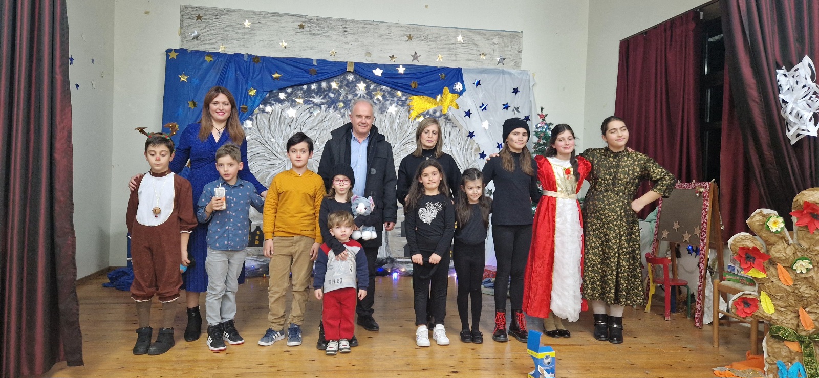Στην Χριστουγεννιάτικη γιορτή στο δημοτικό σχολείο των Αμπελακίων ο Δήμαρχος Γ. Μανώλης