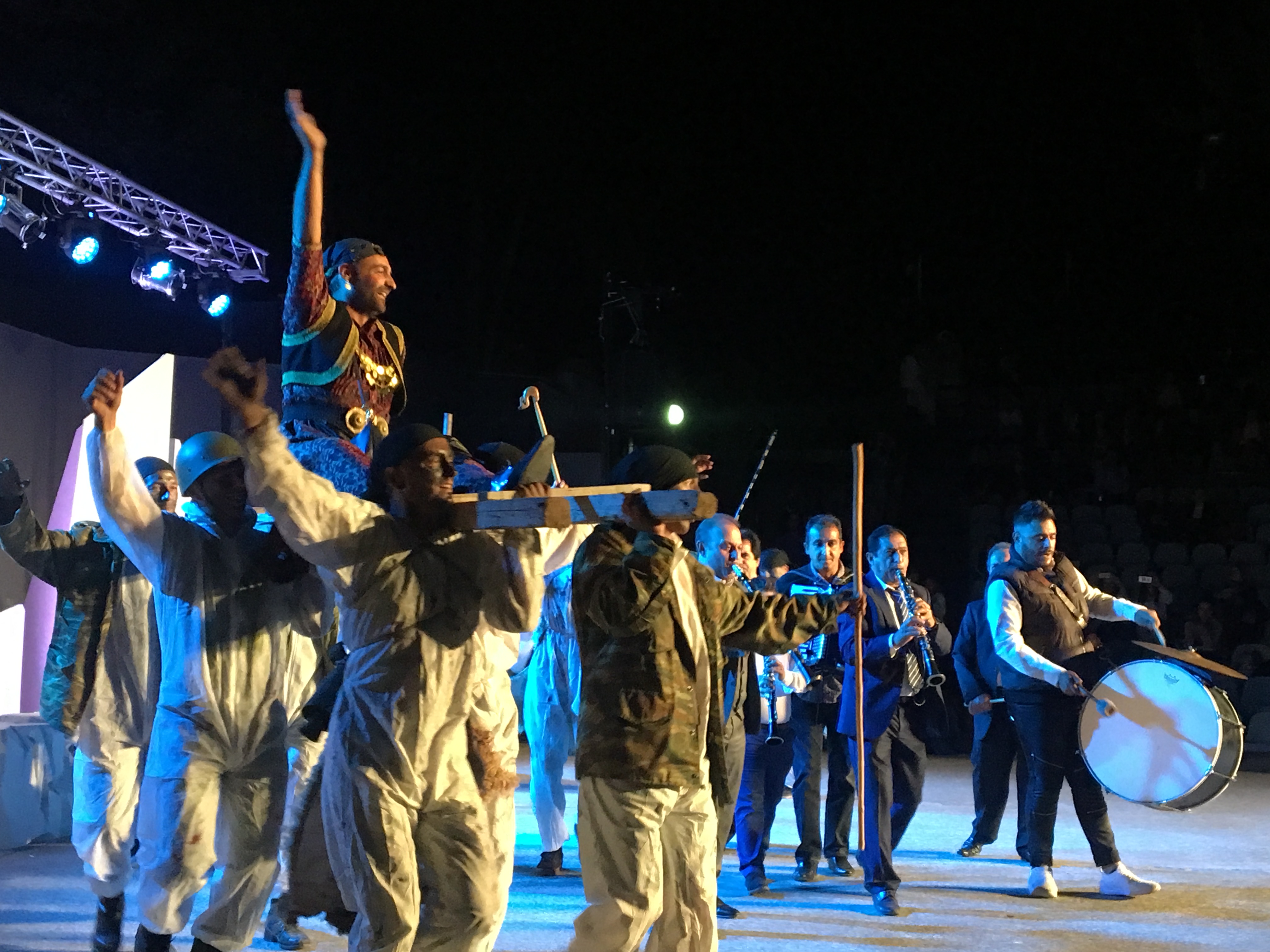 Σε μουσικοχορευτική παράσταση στο Κηποθέατρο Αλκαζάρ ο δήμαρχος Τεμπών