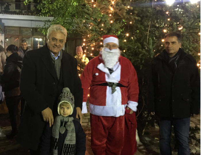 Άναψε το χριστουγεννιάτικο δέντρο στα Αμπελάκια του Δήμου Τεμπών