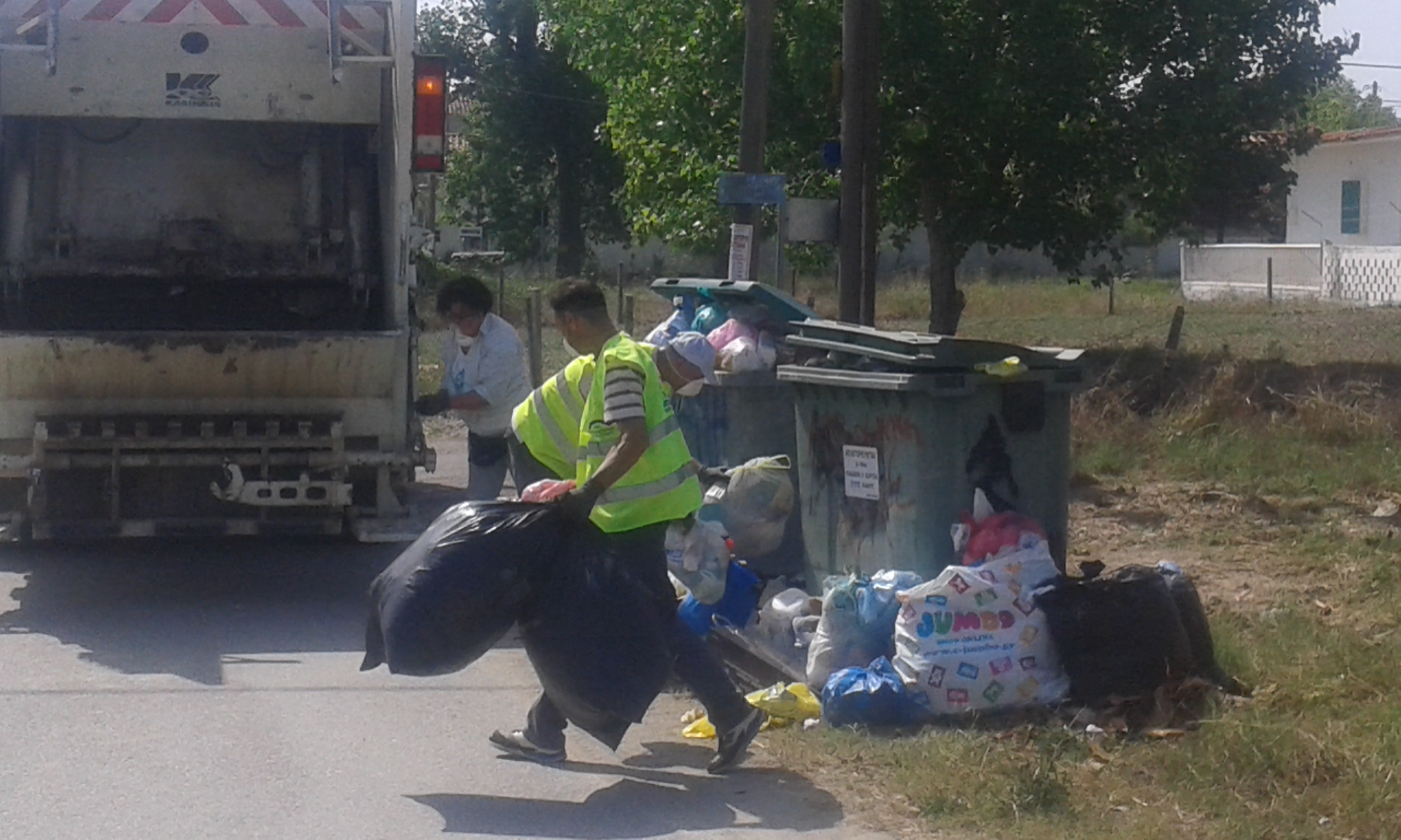 Βελτιώνεται η κατάσταση με τα σκουπίδια στο Δήμο Τεμπών