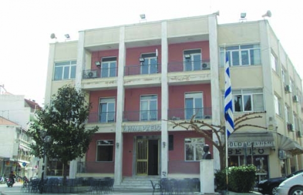 Kλείνει το δημαρχείο Τυρνάβου για το τσίπουρο 