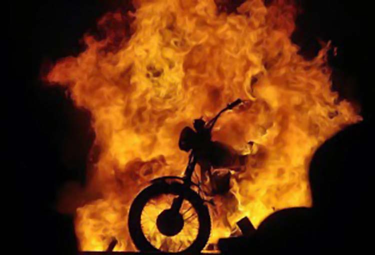 38χρονη έκαψε μοτοσικλέτα 26χρονου στον Τύρναβο