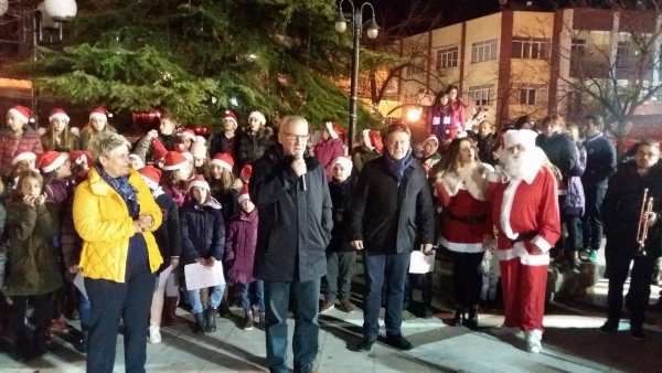 Άναψαν τα φώτα στο χριστουγεννιάτικο δέντρο στον Τύρναβο
