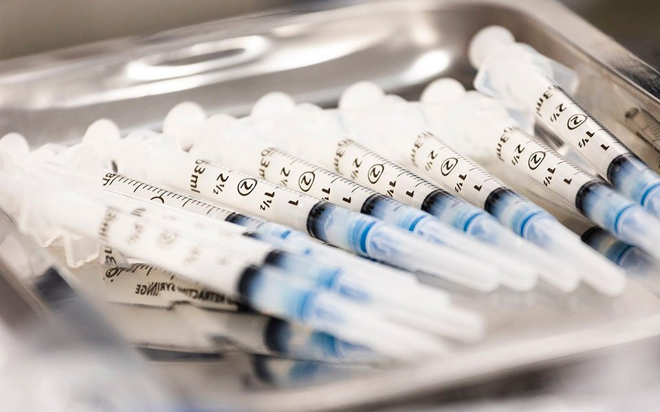 Ιούνιο ανοίγει η πλατφόρμα για τους 20-29 ετών – Δεν θα εμβολιαστούν με AstraZeneca
