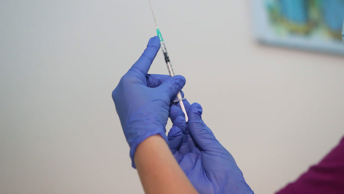 1.819 άτομα έχουν λάβει την πρώτη δόση του εμβολίου στη Λάρισα 