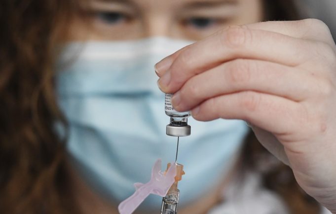 Ανοίγει η πλατφόρμα για τους εμβολιασμούς – Σε πρώτη προτεραιότητα οι άνω των 85