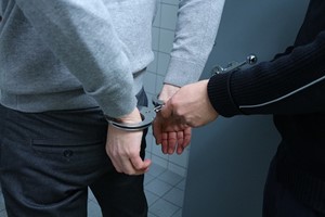 Χειροπέδες σε υπεύθυνους καταστημάτων για δυνατή μουσική 