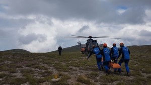Ολοκληρώθηκε η μεταφορά της γυναίκας που εντοπίστηκε στον Όλυμπο