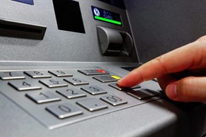 Τέλος οι χρεώσεις στα τραπεζικά ΑΤΜ από σήμερα Δευτέρα