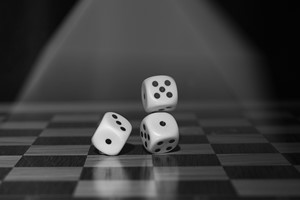 Η μοίρα στα τυχερά παιχνίδια: Από τα αρχαία παιχνίδια μέχρι τα online καζίνο