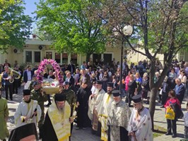 Mε κατάνυξη η περιφορά του Επιταφίου στο Νέο Κοιμητήριο Λάρισας (φωτο)