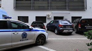 Παραδόθηκε ο σύντροφος της μητέρας που κατηγορείται για κακοποίηση των παιδιών της