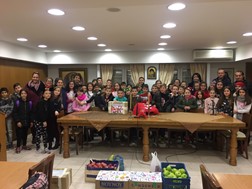 Τρόφιμα από τους μαθητές του Δημοτικού Σχολείου Αγιάς στη Μητρόπολη