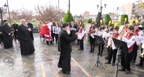 Χριστουγεννιάτικα τραγούδια και άναμμα του δέντρου στον Ι. Ν. Αγίου Γεωργίου Λαρίσης