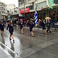 Παρέλαση υπό βροχή στην Λάρισα (ΕΙΚΟΝΕΣ)