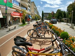 Νέα ποδηλατοστάσια έξω και μέσα στα σχολεία της οδού Ιουστινιανού